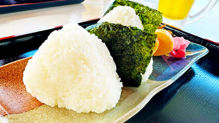 塩むすびと海苔おにぎりと付け合わせ