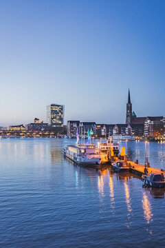 Blick auf Schiffsanleger und Stephaniviertel in Bremen