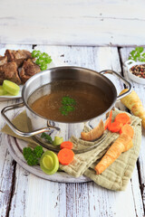 Rindsbouillon im Topf frisch gekocht