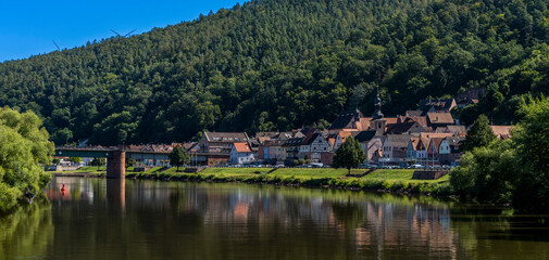 Fototapeta premium Freudenstadt am Main, Blick von einem Fahrgastschiff, Unterfranken, Bayern, Deutschland