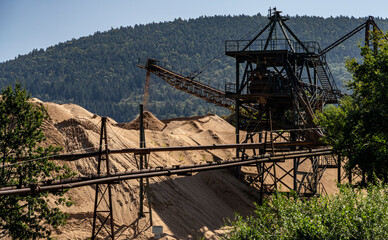 altes Kies und Sandwerk am Main bei Freudenstadt, Bayern, Deutschland