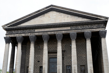Obraz premium Vue frontale de la façade de l'église de la Madeleine à Paris en France
