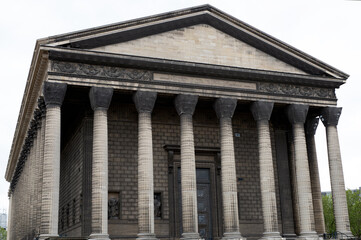 Obraz premium Vue frontale de la façade de l'église de la Madeleine à Paris en France