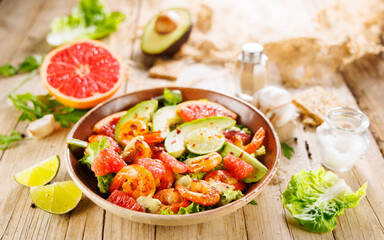 mixed salad with shrimp, grapefruit and avocado