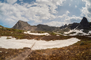 A hiking trail across the plateau to the far cliff.