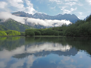 上高地 初夏の早朝の大正池と穂高連峰