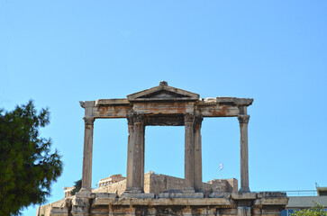 Fototapeta premium Hadrian's arch in Athens with a view of the Parthenon
