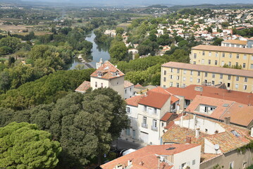 Obraz premium Toits de tuiles et méandre de l'Orb à Béziers. France