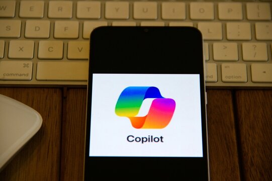 Microsoft Copilot - O Microsoft Copilot &eacute; um assistente virtual de intelig&ecirc;ncia artificial (IA) que ajuda os usu&aacute;rios a serem mais produtivos e a otimizarem tarefas do dia a dia.