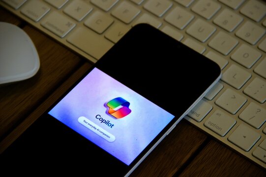 Microsoft Copilot - O Microsoft Copilot &eacute; um assistente virtual de intelig&ecirc;ncia artificial (IA) que ajuda os usu&aacute;rios a serem mais produtivos e a otimizarem tarefas do dia a dia.