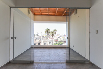 terraza de departamento con balcon , techo de madera y vista panoramica