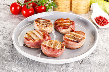 Grilled pork tenderloin with bacon
