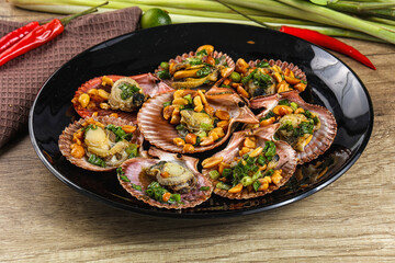 Baked scallops with scalion oil