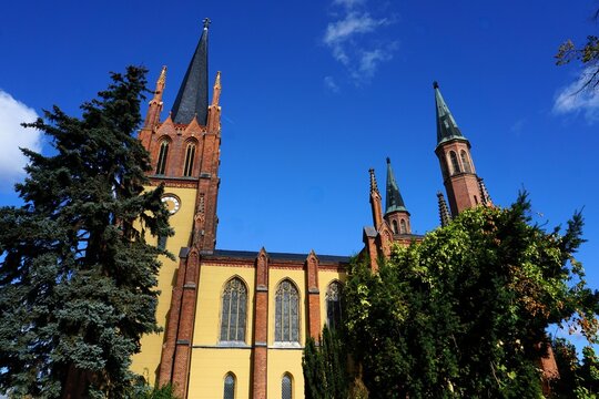 Frontale Ansicht der historischen Heilig Geist Kirche mit ihren ber&uuml;hmten hohen gotischen Kircht&uuml;rmen, eine Sehensw&uuml;rdigkeit in Werder, Havel, Brandenburg, Deutschland