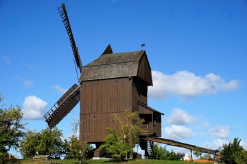 Seitliche Ansicht der historischen Bock Windmühle, Sehenswürdigkeit auf der Insel Werder an der...