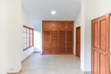 habitacion de departamento con closet empotrado con acabados de madera