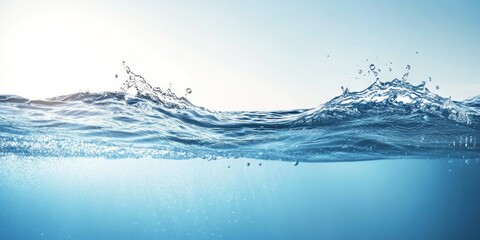 青い海の水面が穏やかに揺れ、太陽の光が反射している様子