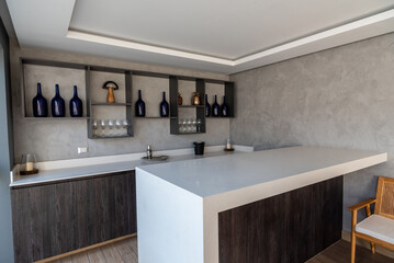 Barra de bar moderno con juegos en area social de condominio de departamentos