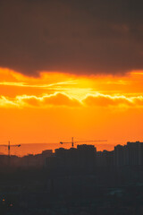 Naklejka premium sunset and rain clouds over the city 