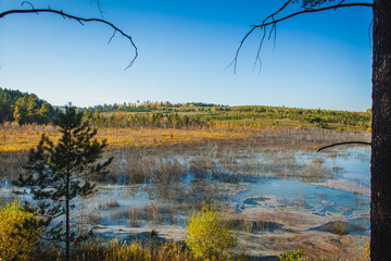 Obraz premium Serene river flowing through an autumn landscape