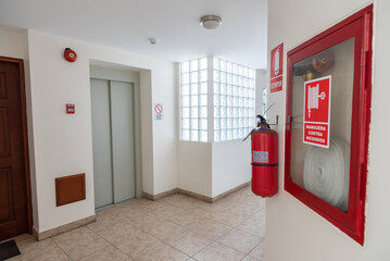 lobby de departamento con ascensor