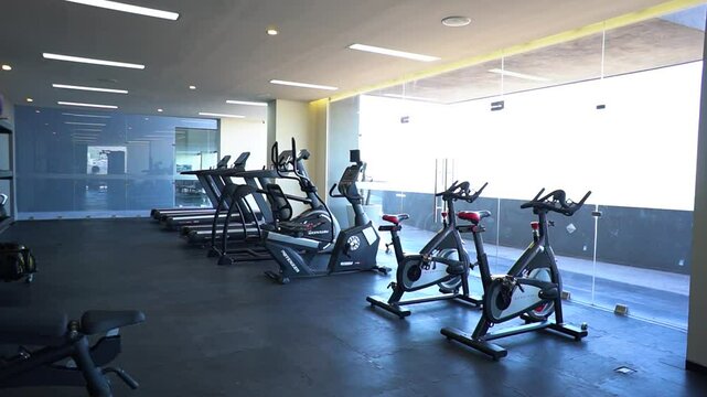 Gimnasio moderno iluminado: bicicletas 