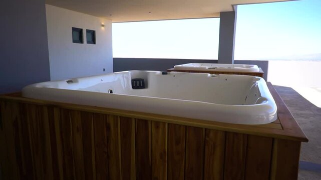Terraza moderna con jacuzzi techado 