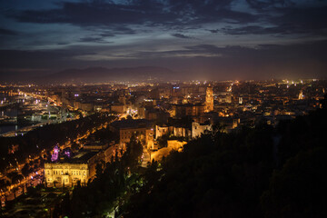 Fototapeta premium Panorámica de Málaga al anochecer