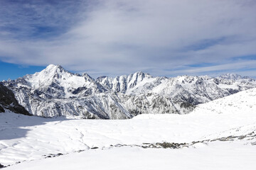 Obraz premium Mountains near Franz Joseph, they are part of Te Wāhipounamu mountains chain, and Westland Tai Poutini National Park on the West Coast of New Zealand's South Island.