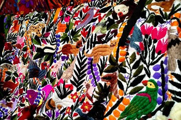 textiles y telas indigenas de chiapas mexico, colores vivos tejido a mano, telar y bordados de comunidades indigenas en chiapas mexico, tsetsal, tsotsil,