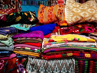 textiles y telas indigenas de chiapas mexico, colores vivos tejido a mano, telar y bordados de comunidades indigenas en chiapas mexico, tsetsal, tsotsil,
