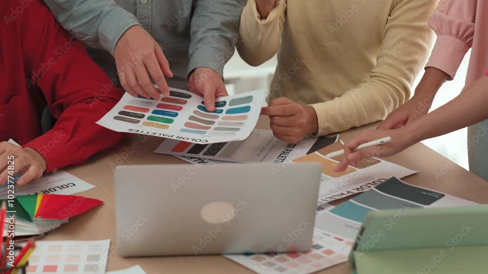 Aufkleber slow motion designer team brainstorming and choosing color for graphic design working or client aski