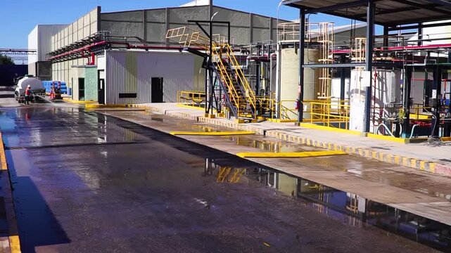 Bajada de agua en una explanada de una planta industrial 