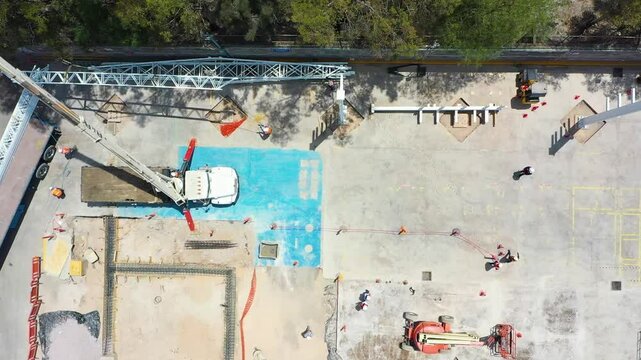 Vista a&eacute;rea de construcci&oacute;n industrial en progreso