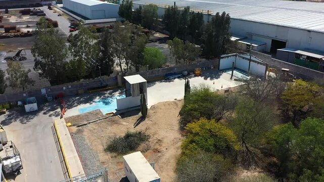 Vista a&eacute;rea de construcci&oacute;n industrial en progreso
