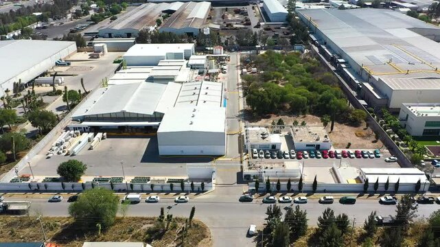 Vista a&eacute;rea de una fabrica en un parque industrial 