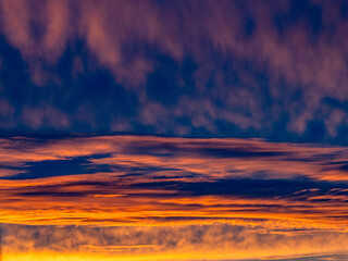 Fototapeta premium Rötlich gefärbter Wolkenhimmel nach Sonnenuntergang