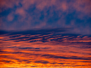 Rötlich gefärbter Wolkenhimmel nach Sonnenuntergang