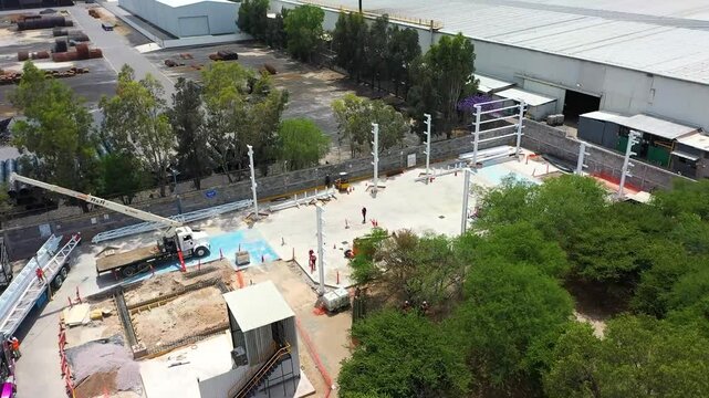 Vista a&eacute;rea de construcci&oacute;n industrial en progreso