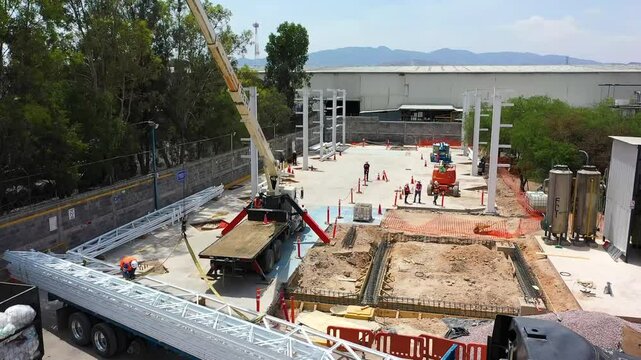 Vista a&eacute;rea de construcci&oacute;n industrial en progreso