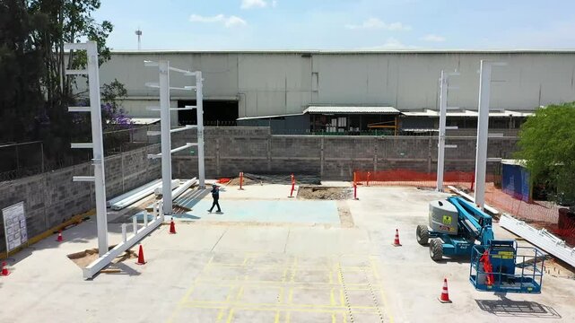 Vista a&eacute;rea de construcci&oacute;n industrial en progreso