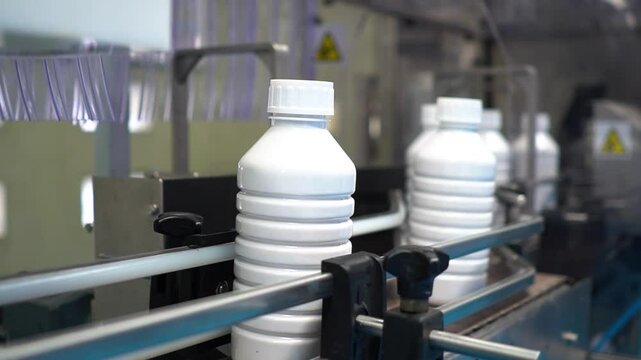 linea de producci&oacute;n de embaces en una fabrica 