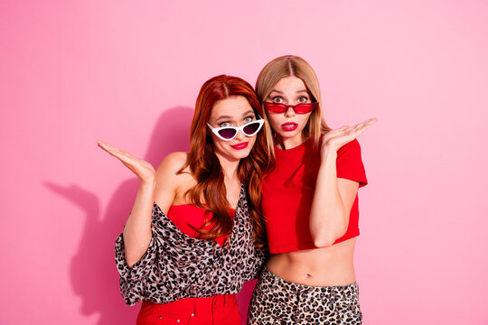 Photo of confused shocked girls wear trendy leopard red clothes oops isolated on pink color background