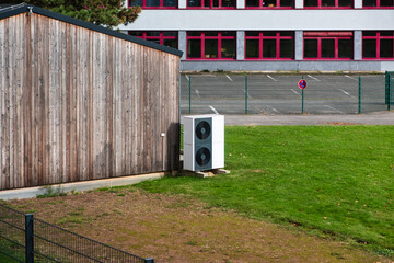 Zwei gestapelte Wärmepumpen auf einer Wiese vor einem Haus, Deutschland