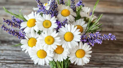 Obraz premium Fresh Bouquet of Daisies and Lavender on Wooden Surface