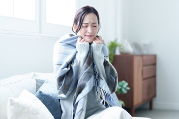 寒くて震える女性