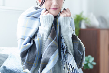 エアコンの温度を調整する女性