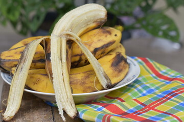 a banana é excelente fonte de carboidratos e fibras, além de possuir muito potássio, um...