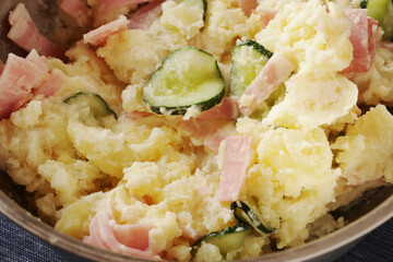 調理中のポテトサラダ