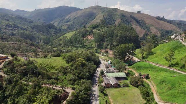 Video a&eacute;reo realizado en zona rural entre los municipios de Caldas y Amag&aacute;, en el que se observa la carretera conocida como Conexi&oacute;n Pac&iacute;fico 1.